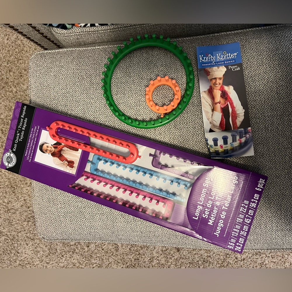 Mixed sets of knitting looms